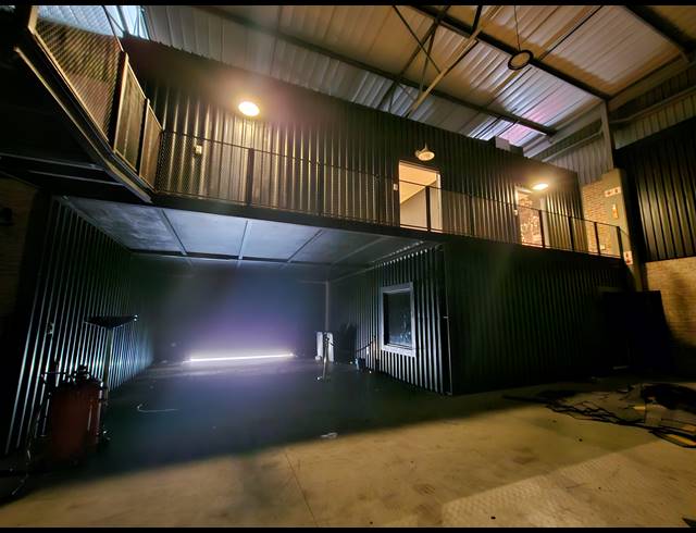 609M² WAREHOUSE TO LET IN LONGLAKE